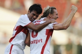 Radující se Šimák (vpravo), v dresu VfB Stuttgart.